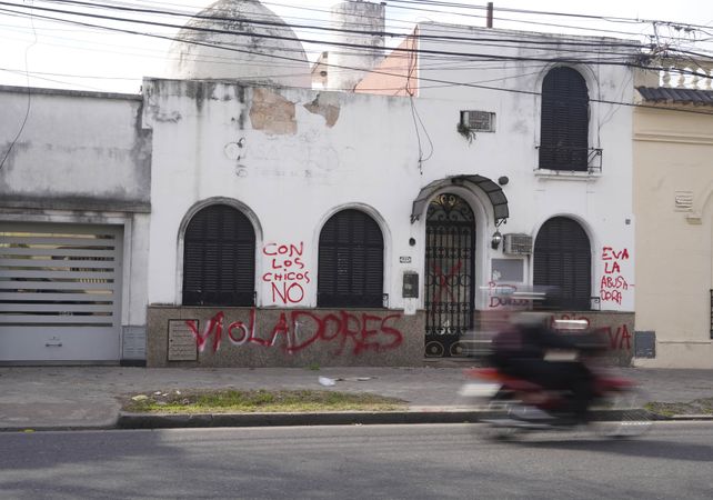 La casa en donde se alojaba a niños en situación de vulnerabilidad fue escrachada por los vecinos de la zona.