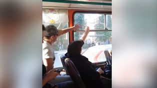 Ventana abierta o cerrada, una disputa que enfrenta a una mujer y un hombre en un colectivo