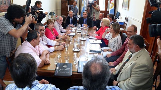 El ministro de Gobierno Pablo Farías anunció hoy el bono de fin de año para empleados estatales.&nbsp;
