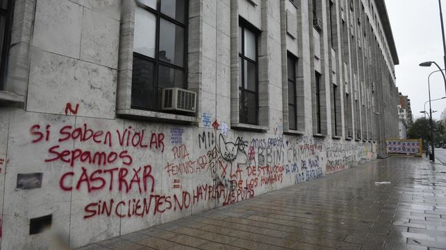 Las fotos de las pintadas con aerosol que ensuciaron fachadas de edificios públicos y privados