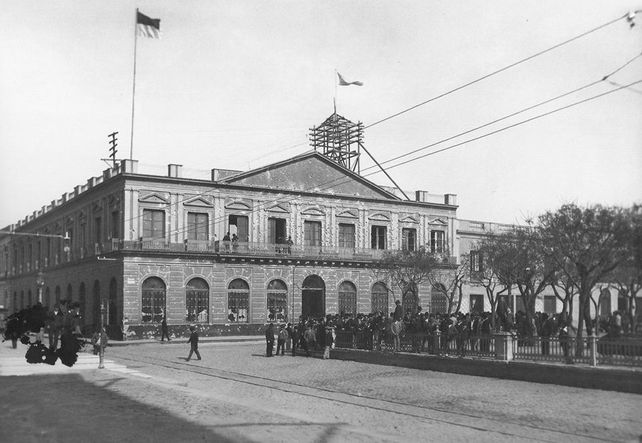 Hacia 1900. La ex Jefatura Política frente a la plaza 25 de Mayo. Se pueden observar las marcas de las balas producto de la revolución lleva adelante por la Unión Cívica Radical en 1893