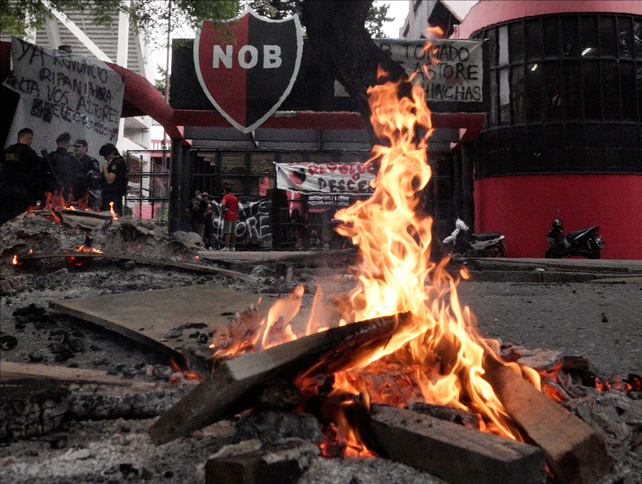 La sede de Newell's, tomada por un centenar de hinchas.
