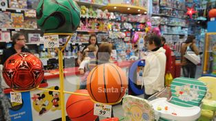 Elegir el regalo ideal: entre las ofertas y la exigencia infantil