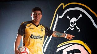 Brian Fernández hace un par de semanas posando con la camiseta de Coquimbo.