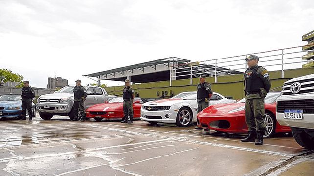 Entre los más de 45 vehículos incautados al Clan Loza hay tres Ferrari último modelo que irán a subasta.