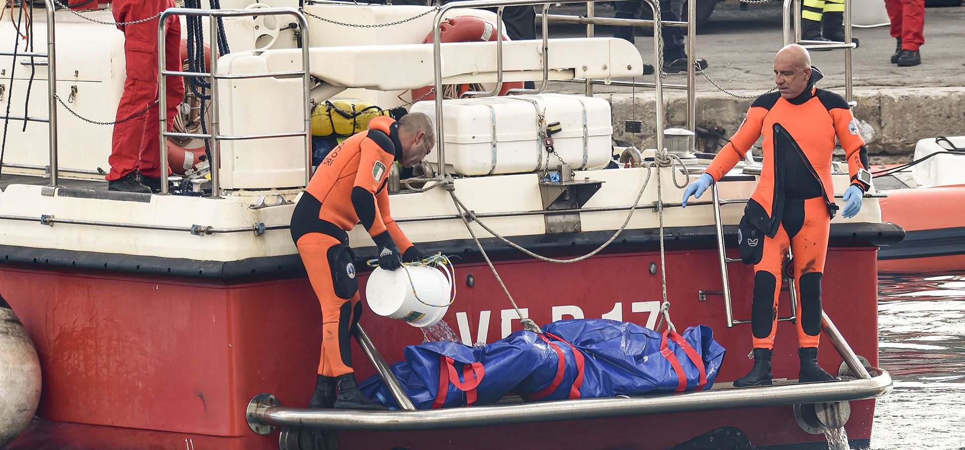 Los buzos de los bomberos italianos llevan a tierra en una bolsa de plástico el cuerpo de una de las víctimas del naufragio en Porticello, Sicilia, sur de Italia, el jueves 22 de agosto de 2024. Los buzos que buscaban entre los restos del superyate Bayesian que se hundió el lunes frente a Sicilia recuperaron un quinto cuerpo el jueves y siguen buscando uno más mientras los investigadores intentan averiguar por qué el barco se hundió tan rápidamente. (Foto AP/Salvatore Cavalli) Los buzos de los bomberos italianos llevan a tierra en una bolsa de plástico el cuerpo de una de las víctimas del naufragio en Porticello, Sicilia, sur de Italia, el jueves 22 de agosto de 2024. Los buzos que buscaban entre los restos del superyate Bayesian que se hundió el lunes frente a Sicilia recuperaron un quinto cuerpo el jueves y siguen buscando uno más mientras los investigadores intentan averiguar por qué el barco se hundió tan rápidamente. (Foto AP/Salvatore Cavalli)