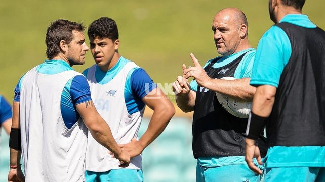 El head coach de Los Pumas dando indicaciones ante la atenta mirada de Nico Sánchez y el rufinense Santiago Chocobares.