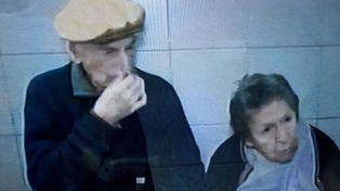 Una pareja de abuelos fue abandonada por su hijo en un bar rosarino