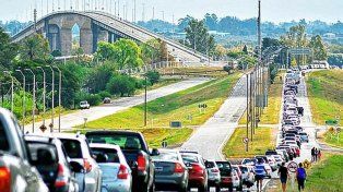 Unos 33.300 autos pasaron por los puentes de Gualeguaychú y Colón hacia Uruguay en el cambio de quincena