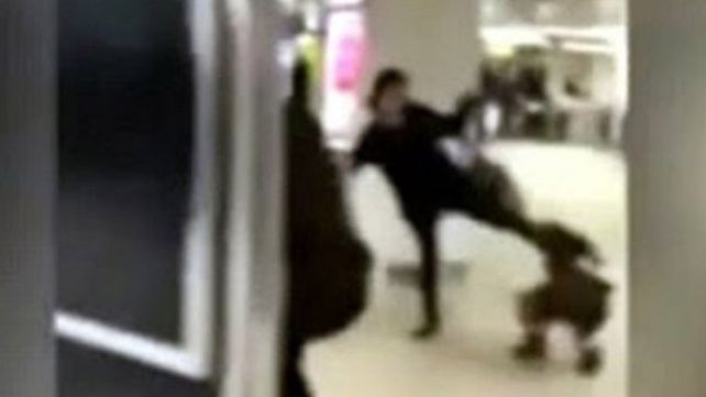 Una madre patea en la cara a su hija en una estación de tren