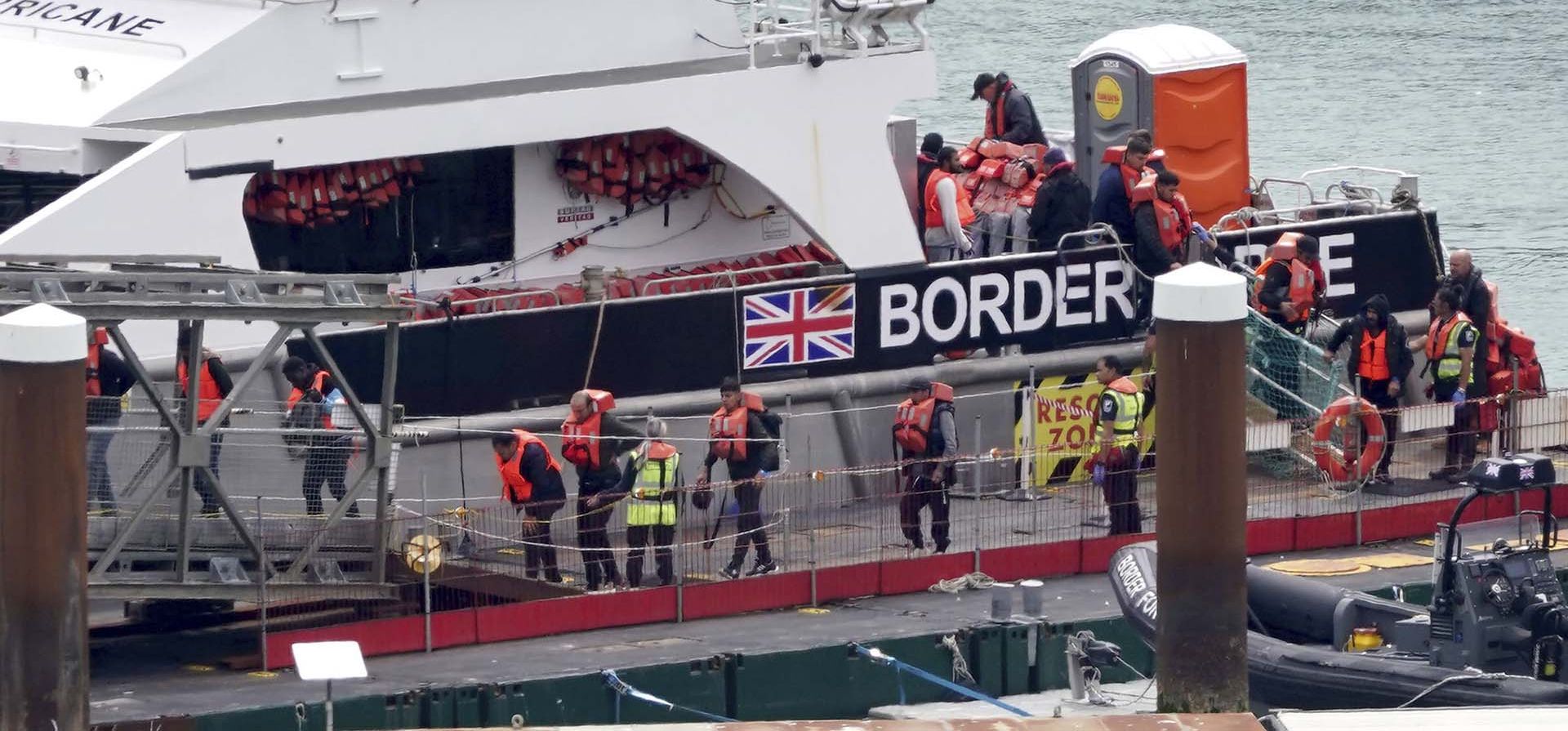 Un grupo de personas que se cree que son inmigrantes son llevadas a Dover, Kent, desde un barco de la Fuerza Fronteriza luego de un incidente con una pequeña embarcación en el Canal de la Mancha, el lunes 8 de julio de 2024. (Gareth Fuller/PA vía AP) Un grupo de personas que se cree que son inmigrantes son llevadas a Dover, Kent, desde un barco de la Fuerza Fronteriza luego de un incidente con una pequeña embarcación en el Canal de la Mancha, el lunes 8 de julio de 2024. (Gareth Fuller/PA vía AP)