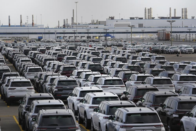 Autos recién salidos de fábrica en el complejo Stellantis de Detroit.