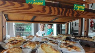 Con un puesto en la ruta, edificó La Casita de las Empanadas