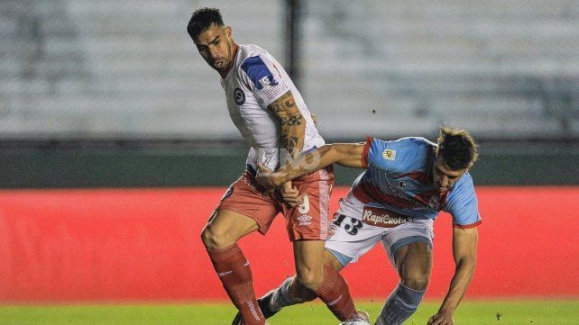 Arsenal superó a Argentinos Juniors y da pelea en su lucha por escaparle al descenso. Arsenal superó a Argentinos Juniors y da pelea en su lucha por escaparle al descenso.