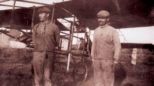 Los locos del aire. Los hermanos Delaygue volaron en un aeroplano construido por ellos entre 1906 y 1910 en San Jerónimo Sud, por primera vez en nuestro país. Fue el bautismo de la aviación civil nacional