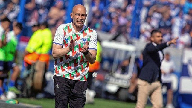 Sebastián Méndez dejará el cargo de DT en Vélez.