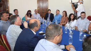 La ministra de Gobierno, Celia Arena, y su par de Gestión Pública, Marcos Corach, se reunieron con las autoridades de los 17 partidos con representación legislativa en Santa Fe.&nbsp;