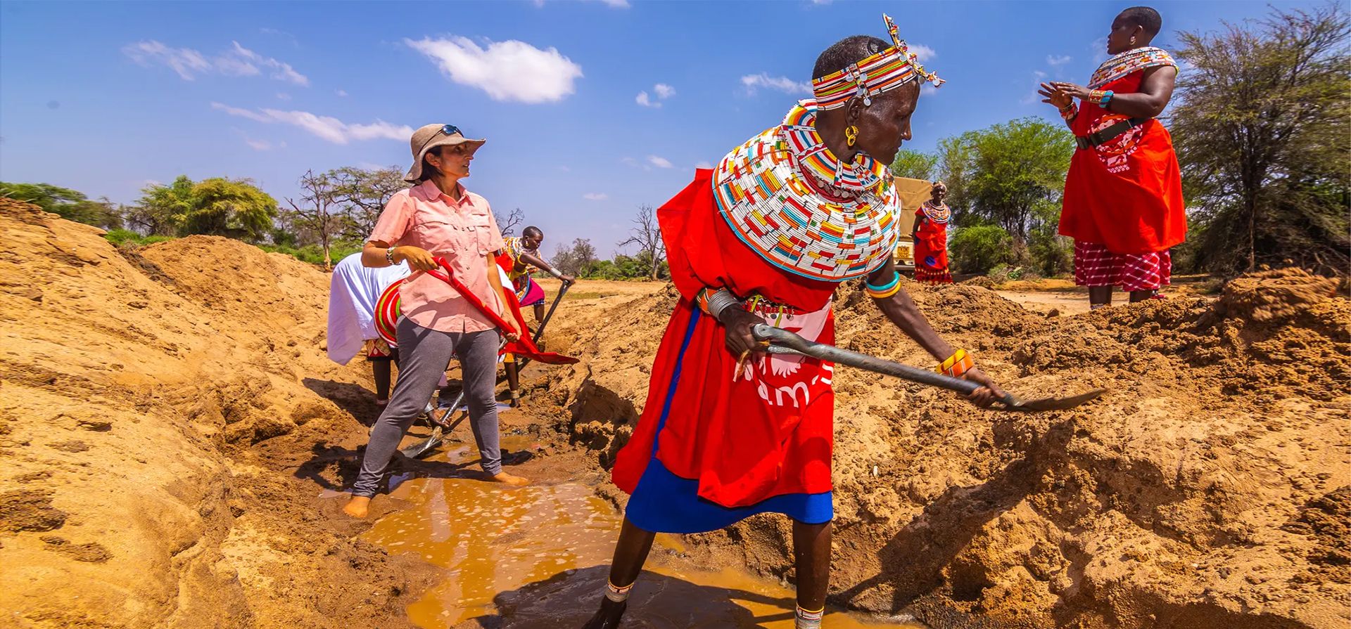 El equipo de Kenia en Ewaso Lions, donde están sosteniendo la vida silvestre, el ganado y las personas mediante la incorporación de la gestión de la sequía en los esfuerzos diarios. Fotografía: Anthony Ochieng/Premios Whitley 2023