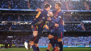 Las fotos del año: Messi, con cal en la ropa y descalzo