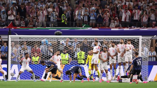 El arquero de Jordania se corrió detrás de la barrera y Lo Celso no lo desaprovechó. Golazo para el 1 a 0 de Argentina.