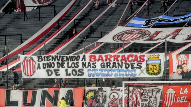 La bandera de bienvenida de Barracas en el Chiqui Tapia. Central va por tres puntos.