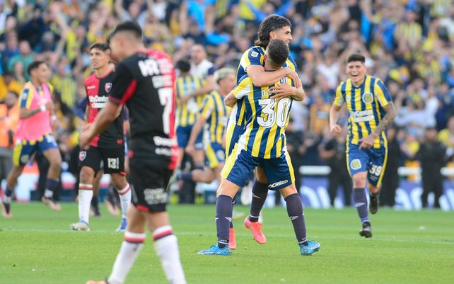 Tras convertir de tiro libre, Malcorra celebra junto a O