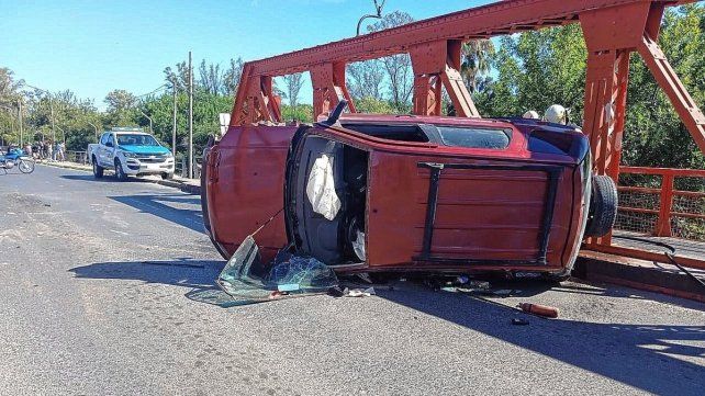 El vuelco de la camioneta interrumpió el tránsito en el puente.