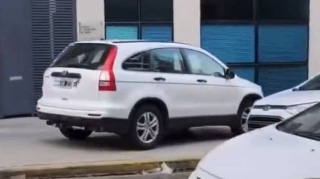 El conductor de un auto Honda blanco circuló por la vereda en Catamarca entre Mitre y Sarmiento.