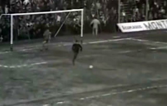 18 de octubre de 1967. La pelota iba rumbo al gol y El Turco Espip apareció de la tribuna para salvar la caída.