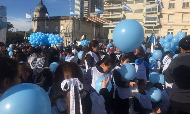 Las fotos de los chicos que juraron lealtad a la Bandera y la aparición de Manuel Belgrano