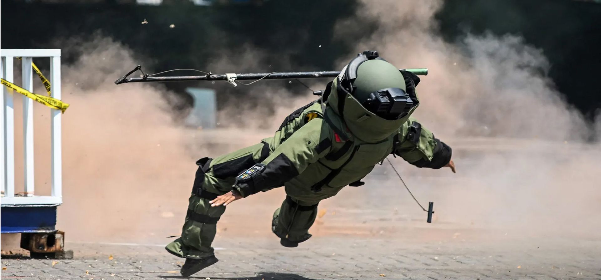 Sidoarjo, Java Oriental. Un oficial de policía de una unidad de desactivación de explosivos participa en un simulacro de seguridad antes de las elecciones generales del próximo año. Fotografía: Juni Kriswanto/AFP/Getty Images Sidoarjo, Java Oriental. Un oficial de policía de una unidad de desactivación de explosivos participa en un simulacro de seguridad antes de las elecciones generales del próximo año. Fotografía: Juni Kriswanto/AFP/Getty Images