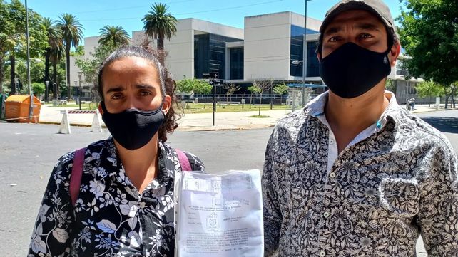 Verónica y Roberto fueron obligados a abandonar su casa a punta de pistolas por integrantes de un grupo de delincuentes que en la zona