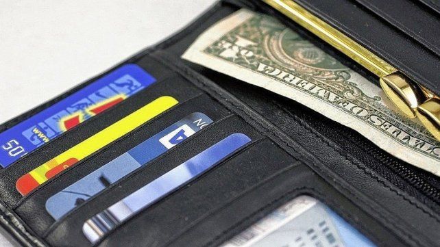Subieron los impuestos del dólar tarjeta que se usa para compras en el exterior