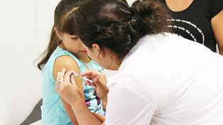 Retoman aplicación de vacunas contra la meningitis y el VPH