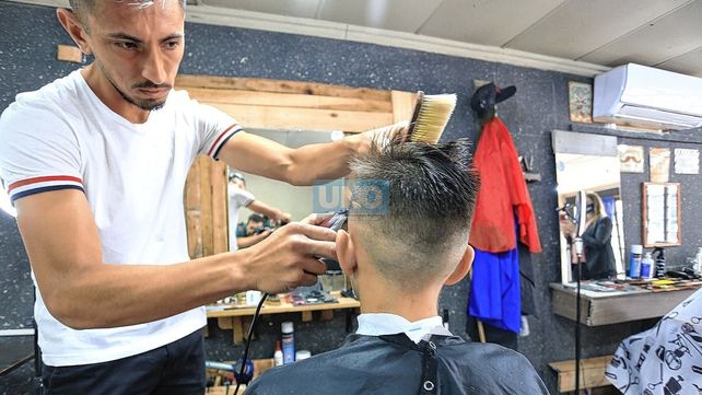 A Juan Manuel Lazaneo lo llaman el peluquero del gol o el artillero con una nueva profesión. Es delantero en el club Belgrano y en simultáneo es barbero y peluquero.&nbsp;