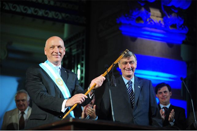 Antonio Bonfatti recibió los atributos de mando en un masivo acto público
