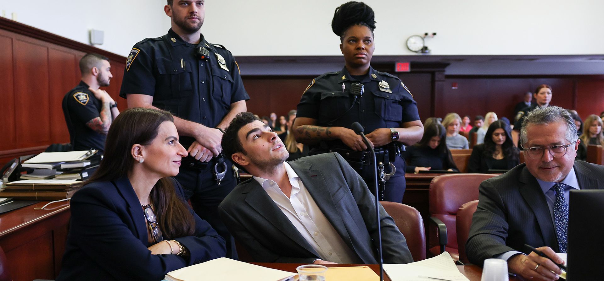 Luigi Mangione comparece ante el tribunal junto a sus abogados Karen Friedman Agnifilo y Marc Agnifilo para una audiencia de presentación de pruebas, el jueves 4 de diciembre de 2025, en Nueva York. Mangione está acusado del crimen del CEO de United Healthcare, el4 de diciembre de 2024 en Manhattan. (Angela Weiss/Pool Photo via AP) Luigi Mangione comparece ante el tribunal junto a sus abogados Karen Friedman Agnifilo y Marc Agnifilo para una audiencia de presentación de pruebas, el jueves 4 de diciembre de 2025, en Nueva York. Mangione está acusado del crimen del CEO de United Healthcare, el4 de diciembre de 2024 en Manhattan. (Angela Weiss/Pool Photo via AP)