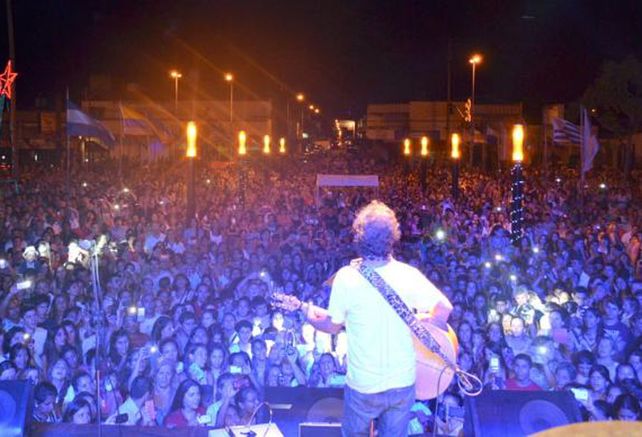 Coti ofreció un recital a beneficio de los inundados en Concordia