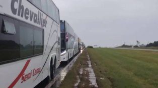 Colectivo de Paraná quedó varado en Ruta 9 en medio de las inundaciones