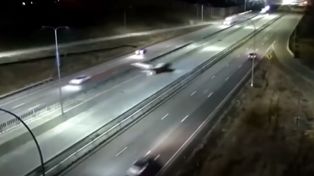 Video: la increíble maniobra de un piloto para aterrizar de emergencia a su avioneta en una autopista