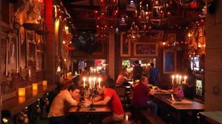Dos meses de espera para conseguir lugar en el único bar temático de Harry Potter en Argentina