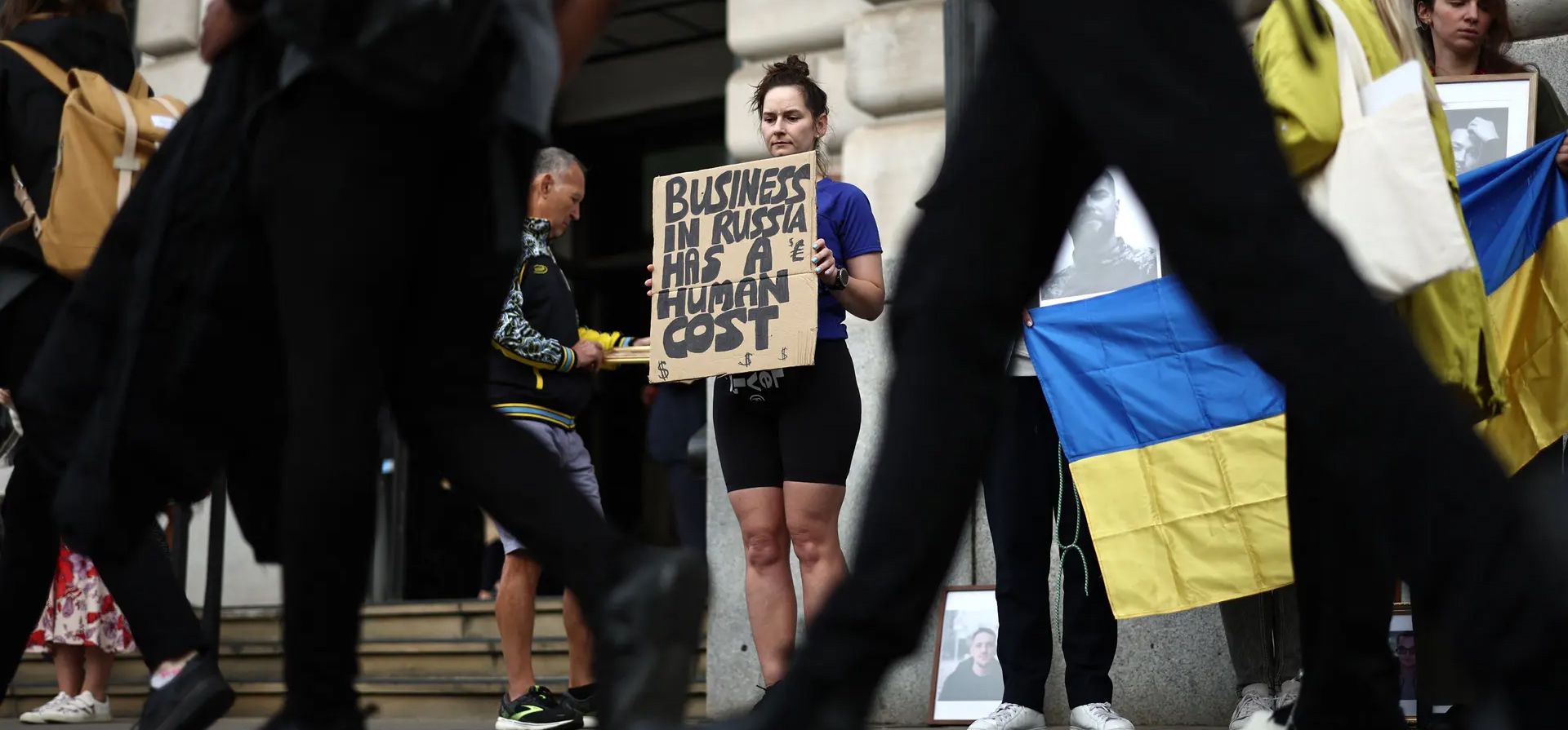 Londres, Reino Unido. Refugiados ucranianos se reúnen con fotos de familiares y amigos que han muerto o han resultado heridos en Ucrania durante una protesta frente a la sede de Unilever para destacar las operaciones continuas de la compañía en Rusia. Fotografía: Henry Nicholls/AFP/Getty Images Londres, Reino Unido. Refugiados ucranianos se reúnen con fotos de familiares y amigos que han muerto o han resultado heridos en Ucrania durante una protesta frente a la sede de Unilever para destacar las operaciones continuas de la compañía en Rusia. Fotografía: Henry Nicholls/AFP/Getty Images