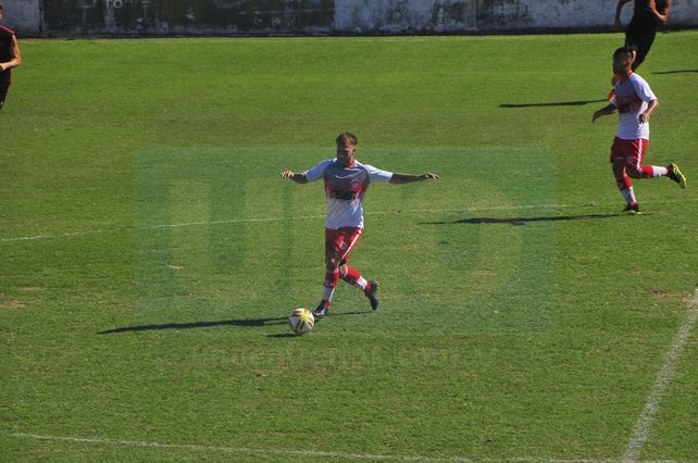Dio batalla. Tomás Spinelli encontró continuidad en la alineación titular en los últimos siete encuentros que disputó Atlético Paraná.&nbsp;