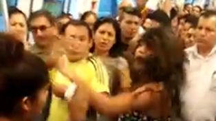 Una chica no cedió su asiento y recibió una brutal paliza de otros pasajeros