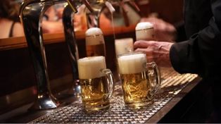 Lanzan una línea de zapatillas de diseño ideales para los amantes de las cerveza