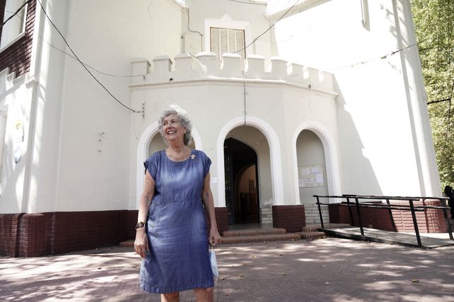 La educadora rosarina en la puerta de la escuela de barrio Alberdi donde dio sus primeros pasos en la docencia. Luego trabajó en la Integral de Fisherton.