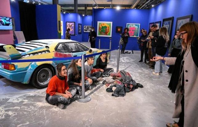 Activistas ecológicos lanzaron ocho kilos de harina sobre un auto pintado por Warhol