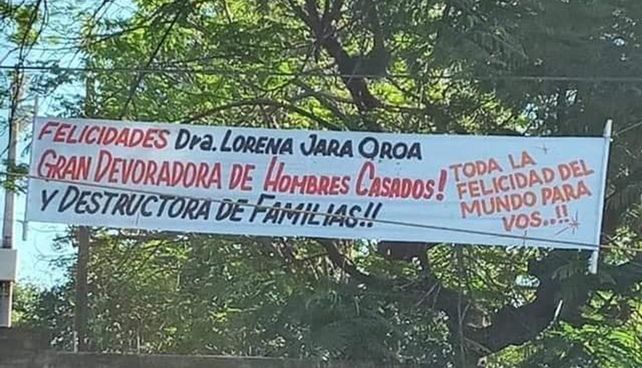 Sorpresa. La veterinaria paraguaya se encontró con el cartel en las afueras de su trabajo.&nbsp;