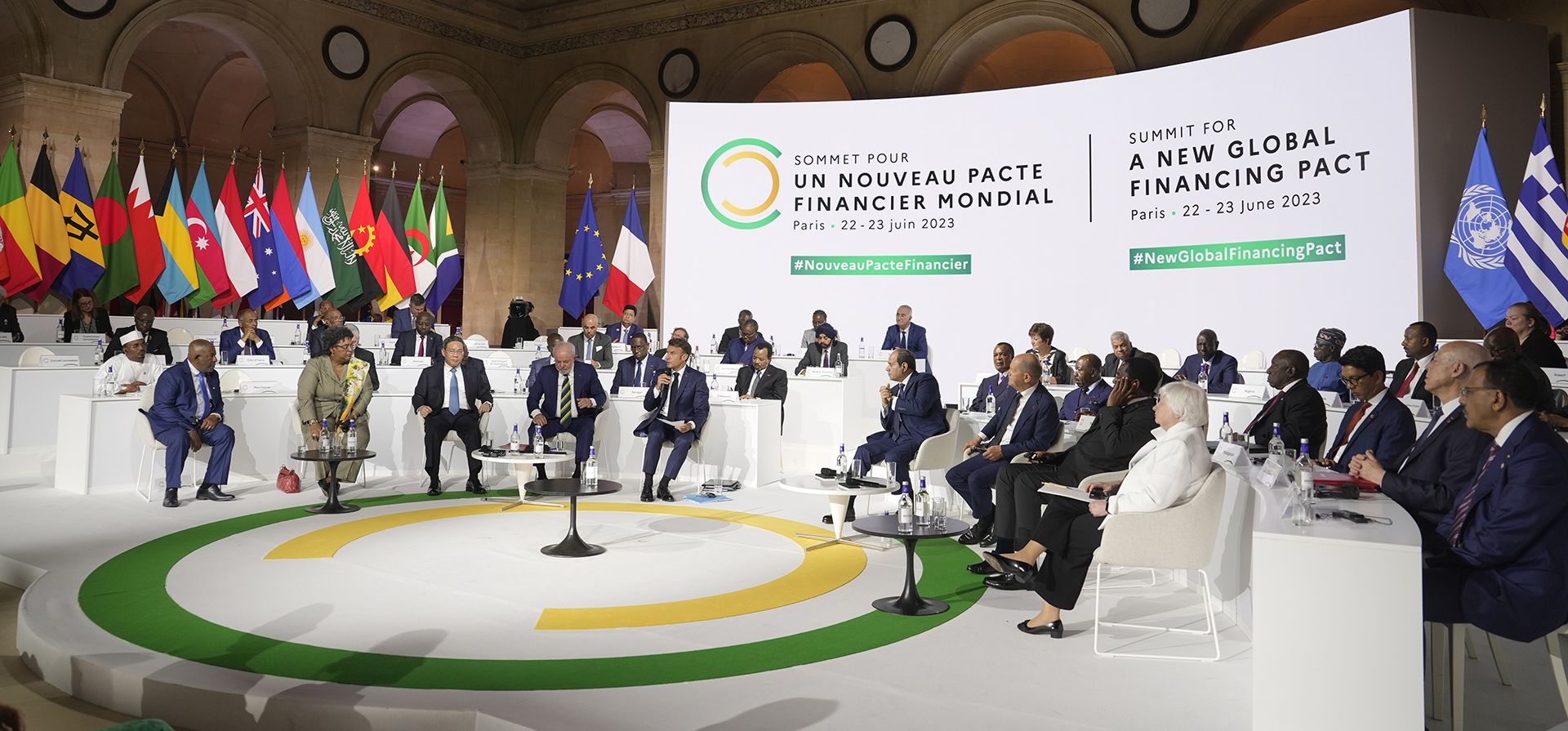 Líderes mundiales y jefes financieros asisten a la sesión de clausura de la Cumbre del Nuevo Pacto Financiero Global, el viernes 23 de junio de 2023 en París. El objetivo de la cumbre de dos días sobre el clima y las finanzas era establecer medidas concretas para ayudar a los países pobres y en desarrollo cuyas dificultades se han visto agravadas por los efectos devastadores de la pandemia de COVID-19 y la guerra en Ucrania para abordar mejor la pobreza y el cambio climático. (Foto AP/Lewis Joly, Piscina) Líderes mundiales y jefes financieros asisten a la sesión de clausura de la Cumbre del Nuevo Pacto Financiero Global, el viernes 23 de junio de 2023 en París. El objetivo de la cumbre de dos días sobre el clima y las finanzas era establecer medidas concretas para ayudar a los países pobres y en desarrollo cuyas dificultades se han visto agravadas por los efectos devastadores de la pandemia de COVID-19 y la guerra en Ucrania para abordar mejor la pobreza y el cambio climático. (Foto AP/Lewis Joly, Piscina)