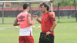Adiós. El entrenador irá a Bella Vista para despedirse de los jugadores.